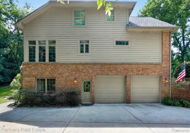 Photo 4 of Single family home for sale at 5935 Winans View Ct, Hamburg Township Livingston, MI 48169 | MLS# 20261067051 | Listing updated on 2026-09-02