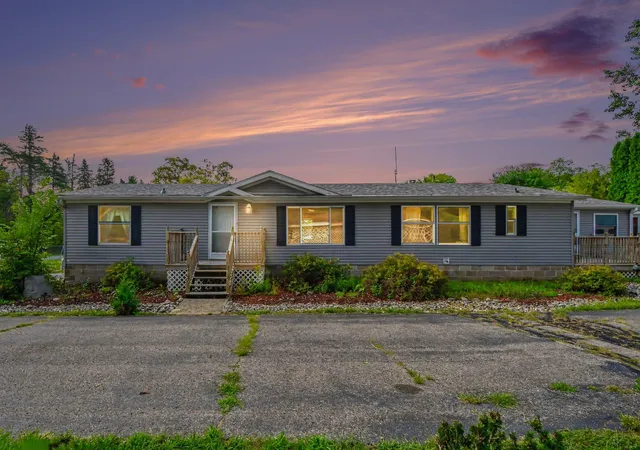 2nd image of 546 Wall St, Easton Township Ionia, MI 48846 | MLS# 65026044344