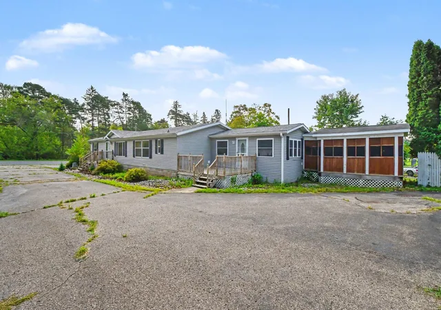 3rd image of 546 Wall St, Easton Township Ionia, MI 48846 | MLS# 65026044344