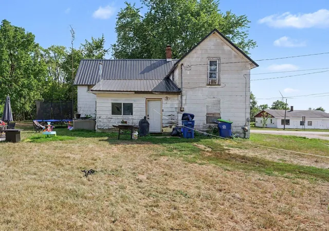 Photo 3 of Single family home for sale at 490 W Saginaw St, Breckenridge Village Gratiot, MI 48615 | MLS# 61050219394 | Listing updated on 2026-09-01
