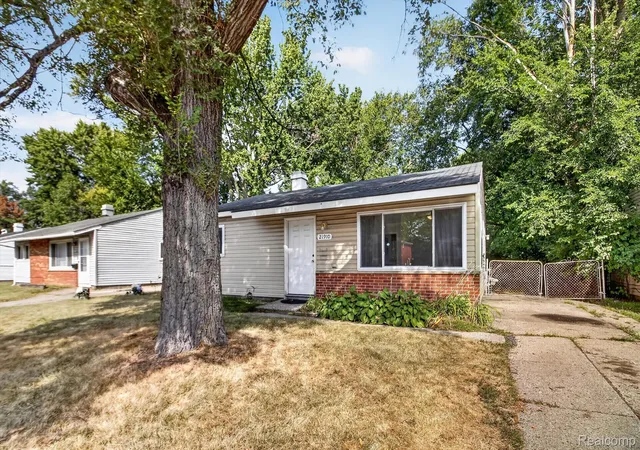 Photo 4 of Single family home for sale at 21910 Coolidge Hwy, Oak Park City Oakland, MI 48237 | MLS# 20261067085 | Listing updated on 2026-08-25