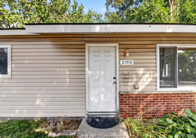 Photo 5 of Single family home for sale at 21910 Coolidge Hwy, Oak Park City Oakland, MI 48237 | MLS# 20261067085 | Listing updated on 2026-08-25