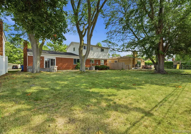 Photo 1 of Sale Pending at 11354 Meadowbrook Dr, Warren City Macomb, MI 48093 | MLS# 20261067097 | Listing updated on 2026-08-27