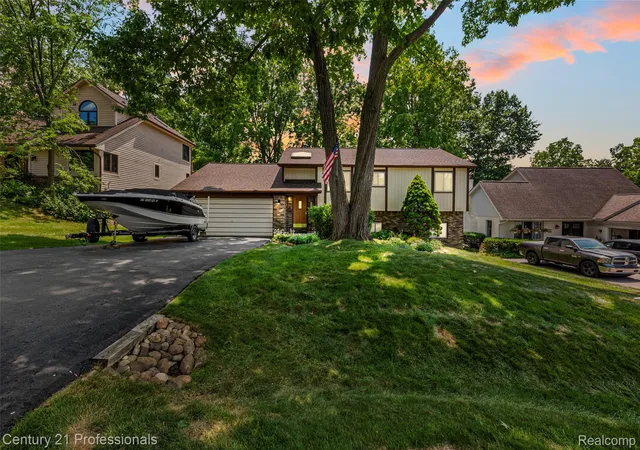 Photo 4 of Single family home for sale at 5135 Virgie Ln, West Bloomfield, MI 48324 | MLS# 20261067106 | Listing updated on 2026-10-18