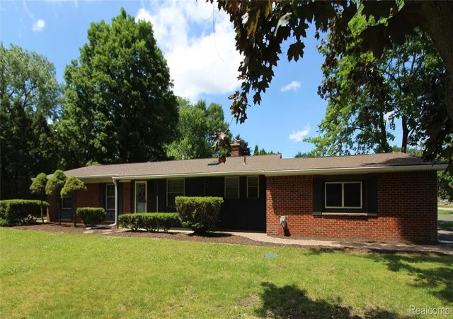 Photo 2 of Single family home for sale at 1239 Ashover Dr, Bloomfield Charter Township Oakland, MI 48304 | MLS# 20261067123 | Listing updated on 2026-09-13