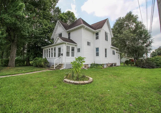 Photo 3 of Single family home for sale at 822 N Main St, Three Rivers City St Joseph, MI 49093 | MLS# 68026044396 | Listing updated on 2026-08-26