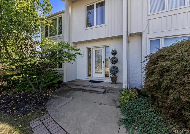 Photo 5 of Single family home for sale at 5474 Maple Leaf Ct, West Bloomfield Charter Township Oakland, MI 48322 | MLS# 20261067133 | Listing updated on 2026-09-02