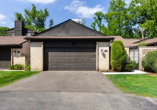 Photo 1 of Sale Pending at 4122 Wabeek Lake Dr S, Bloomfield Hills City Oakland, MI 48302 | MLS# 20261067168 | Listing updated on 2026-08-26