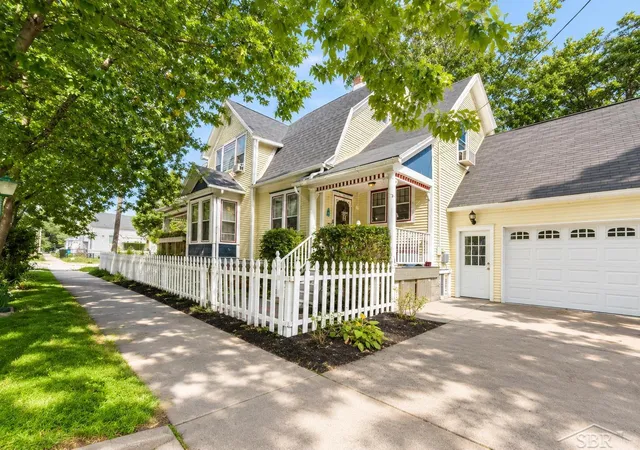 Photo 2 of Single family home for sale at 600 N Henry St, Bay City City Bay, MI 48706 | MLS# 61050219468 | Listing updated on 2026-09-11