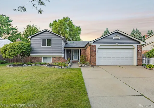 Photo 3 of Single family home for sale at 1653 Oakcrest Dr, Troy City Oakland, MI 48083 | MLS# 20261067215 | Listing updated on 2026-08-24