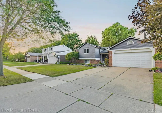 Photo 4 of Single family home for sale at 1653 Oakcrest Dr, Troy, MI 48083 | MLS# 20261067215 | Listing updated on 2026-10-11
