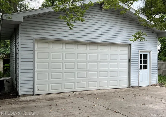 4th image of 315 Common St, Walled Lake City Oakland, MI 48390 | MLS# 20261067218