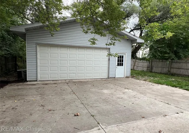 5th image of 315 Common St, Walled Lake City Oakland, MI 48390 | MLS# 20261067218