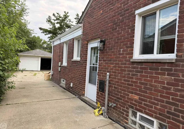3rd image of 16736 Veronica St, Eastpointe City Macomb, MI 48021 | MLS# 58050219484