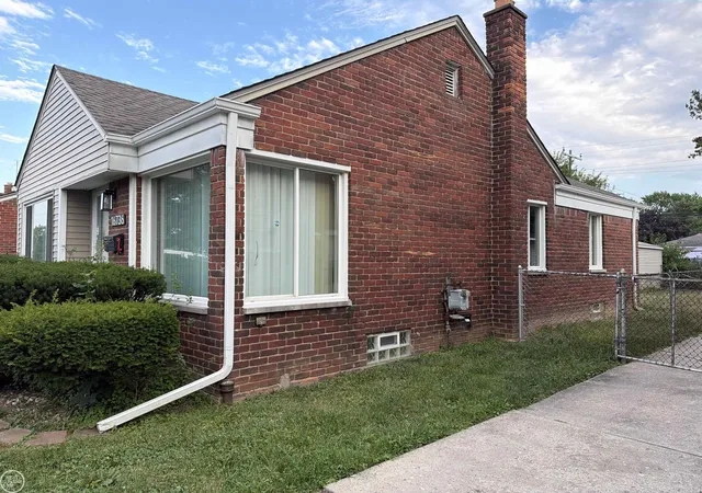 4th image of 16736 Veronica St, Eastpointe City Macomb, MI 48021 | MLS# 58050219484