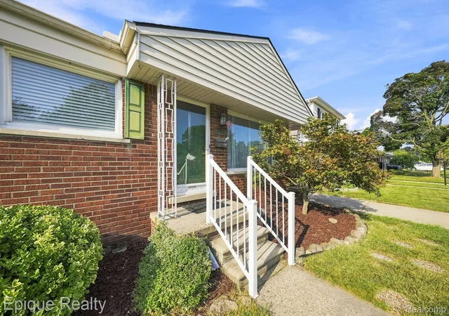 3rd image of 32980 Rosslyn Ave, Garden City City Wayne, MI 48135 | MLS# 20261067255