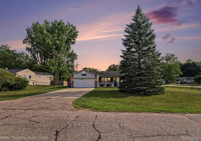 Photo 1 of Single family home for sale at 4959 Irwindale Dr, Waterford Charter Township Oakland, MI 48328 | MLS# 20261067288 | Listing updated on 2026-08-28