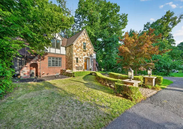 Photo 2 of Single family home for sale at 21125 Thorofare Rd, Grosse Ile Township Wayne, MI 48138 | MLS# 20261067429 | Listing updated on 2026-10-01