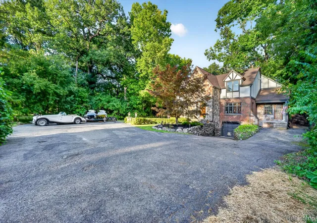 Photo 3 of Single family home for sale at 21125 Thorofare Rd, Grosse Ile Township Wayne, MI 48138 | MLS# 20261067429 | Listing updated on 2026-10-01
