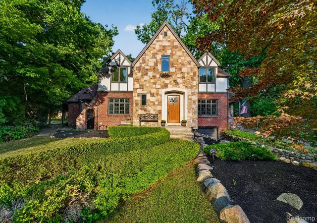 Photo 4 of Single family home for sale at 21125 Thorofare Rd, Grosse Ile Township Wayne, MI 48138 | MLS# 20261067429 | Listing updated on 2026-10-01