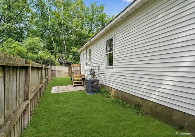 Photo 3 of Single family home for sale at 2840 Oldsmobile Ave, Waterford Charter Township Oakland, MI 48328 | MLS# 20261067452 | Listing updated on 2026-09-18