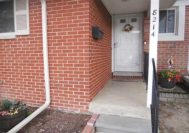 Photo 3 of House for sale at 8214 Farnum Ave, Warren City Macomb, MI 48093 | MLS# 58050219540 | Listing updated on 2026-08-24