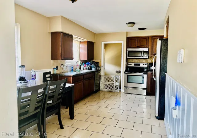 Photo 4 of Single family home for sale at 8051 Marian St, Warren City Macomb, MI 48093 | MLS# 20261067476 | Listing updated on 2026-09-07