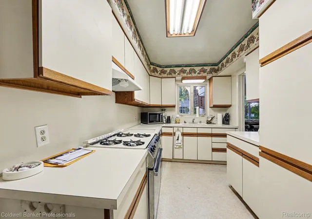 Photo 4 of Single family home for sale at 16 Hawthorne Rd, Grosse Pointe Shores, MI 48236 | MLS# 20261067480 | Listing updated on 2026-10-25