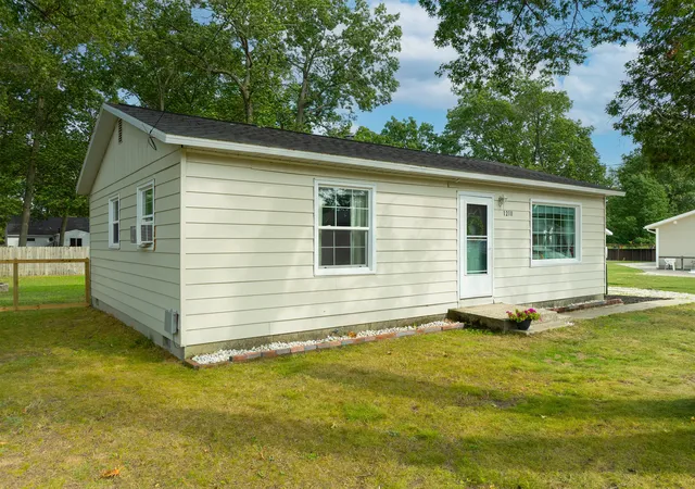 2nd image of 1210 Woodcrest St, Egelston Township Muskegon, MI 49442 | MLS# 71026044624