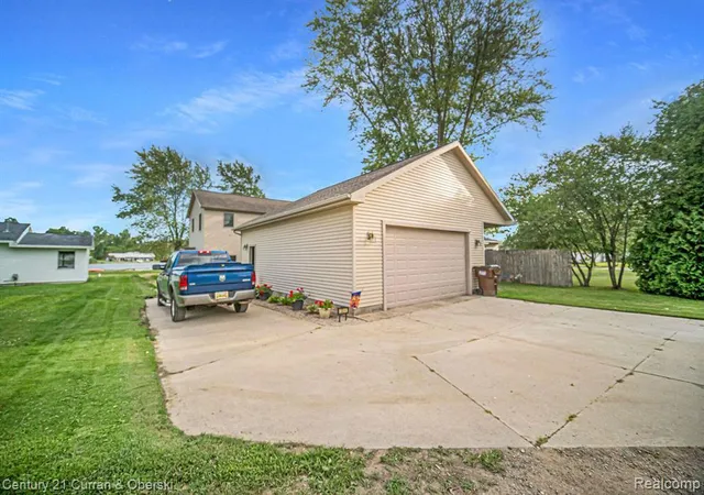 Photo 3 of Single family home for sale at 504 Olcott Lake Dr, Napoleon Township Jackson, MI 49201 | MLS# 20261067545 | Listing updated on 2026-08-28