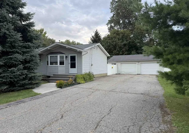 Photo 2 of Single family home for sale at 2383 Miami Beach Dr, Flint Charter Township Genesee, MI 48507 | MLS# 5050219583 | Listing updated on 2026-09-01