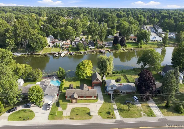 Photo 4 of Single family home for sale at 25800 N River Rd, Harrison Charter Township Macomb, MI 48045 | MLS# 20261067575 | Listing updated on 2026-09-03