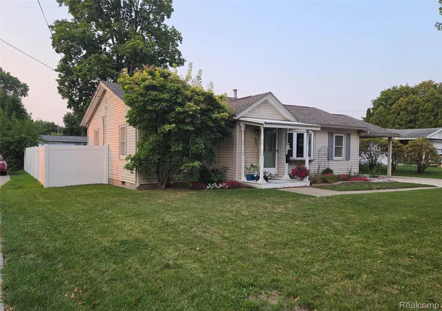 Photo 3 of Single family home for sale at 829 E Exchange St, Owosso City Shiawassee, MI 48867 | MLS# 20261067579 | Listing updated on 2026-08-29