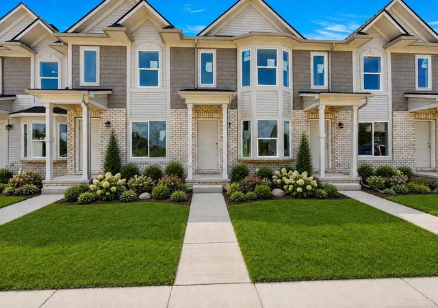 2nd image of 35300 Brittany Dr, New Baltimore, MI 48047