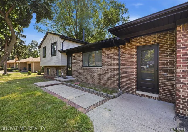 Photo 5 of Single family home for sale at 29255 Utley Rd, Farmington Hills City Oakland, MI 48334 | MLS# 20261067605 | Listing updated on 2026-08-27