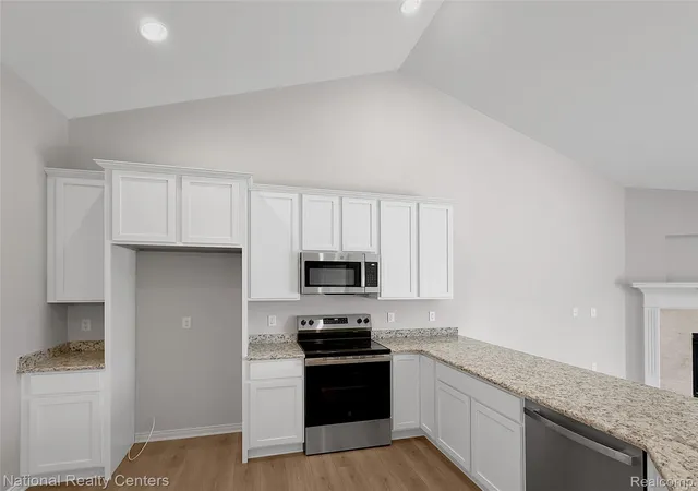 4th image of 376 Devonshire Dr, Lapeer, MI 48446