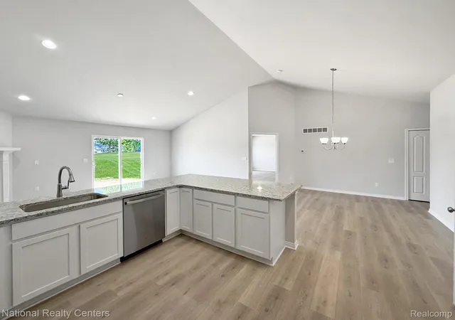 5th image of 376 Devonshire Dr, Lapeer, MI 48446