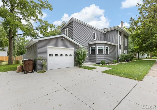 Photo 3 of Single family home for sale at 215 W Shawnee St, Tecumseh City Lenawee, MI 49286 | MLS# 56050219611 | Listing updated on 2026-08-26