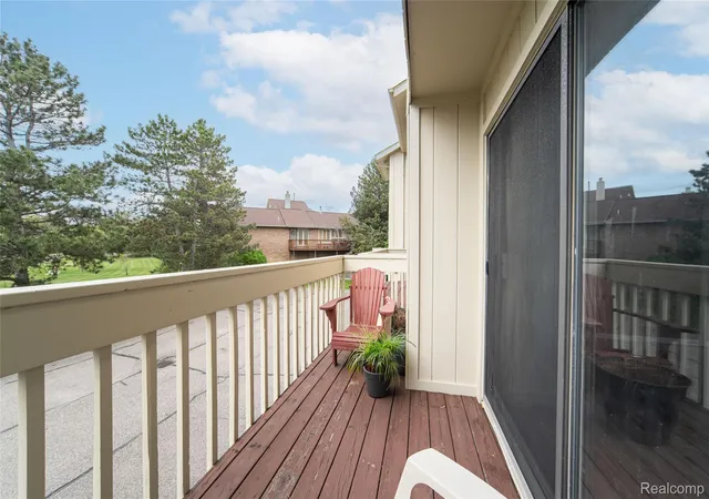 Photo 4 of Condo for sale at 5590 Hillcrest Cir W, West Bloomfield, MI 48322 | MLS# 20261067653 | Listing updated on 2026-10-15