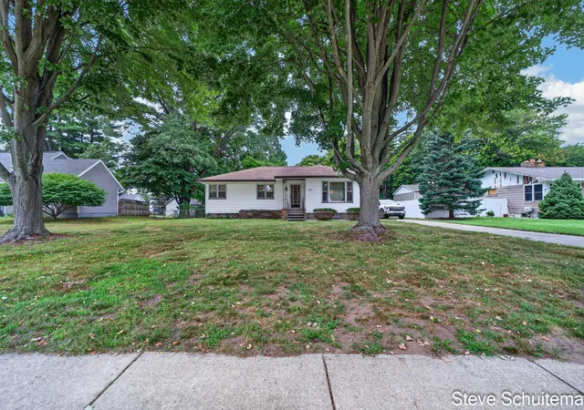 Photo 2 of Single family home for sale at 928 S Division St, Whitehall City Muskegon, MI 49461 | MLS# 71026044704 | Listing updated on 2026-09-16
