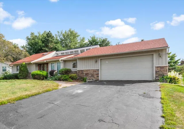 Photo 3 of Single family home for sale at 4337 Ravinewood Dr, Commerce Charter Township Oakland, MI 48382 | MLS# 20261067747 | Listing updated on 2026-09-12