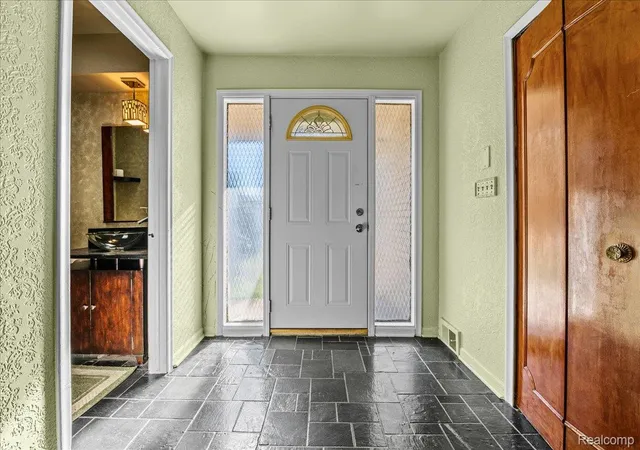 Photo 4 of Single family home for sale at 27957 Tavistock Trl, Southfield City Oakland, MI 48034 | MLS# 20261067755 | Listing updated on 2026-09-12