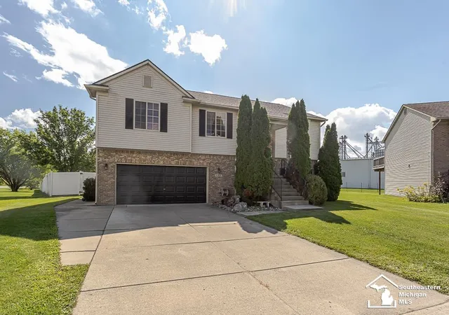 Photo 2 of Single family home for sale at 155 Caribou Run Rd, Dundee Village Monroe, MI 48131 | MLS# 57050219671 | Listing updated on 2026-09-17