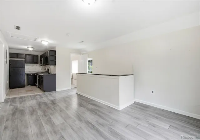 Listing Photo 4 - Condo for sale in building located at 132 E Howard St, Pontiac, MI 48342
