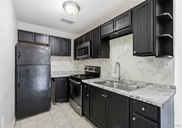 Listing Photo 5 - Condo for sale in building located at 132 E Howard St, Pontiac, MI 48342