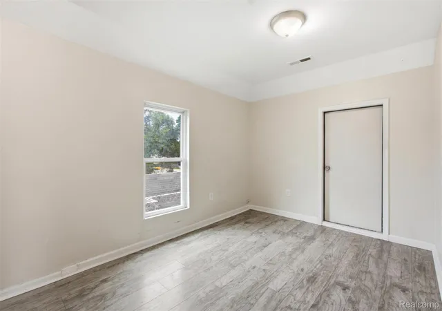 Listing Photo 2 - Condo for sale in building located at 132 E Howard St, Pontiac, MI 48342
