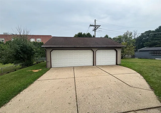 Photo 3 of Single family home for sale at 143 Schorn Dr, Lake Orion, MI 48362 | MLS# 20261067972 | Listing updated on 2026-09-10
