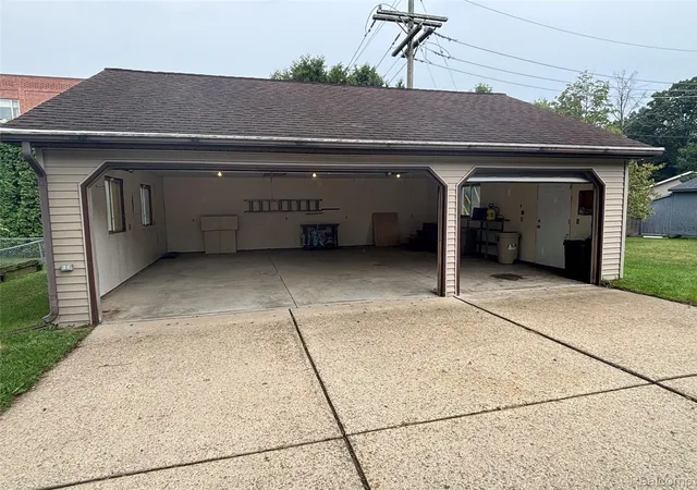 Photo 4 of Single family home for sale at 143 Schorn Dr, Lake Orion, MI 48362 | MLS# 20261067972 | Listing updated on 2026-09-10
