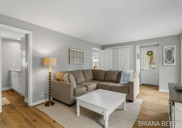 Photo 3 of Single family home for sale at 32 W Mckinley Ave, Zeeland City Ottawa, MI 49464 | MLS# 71026044852 | Listing updated on 2026-10-04
