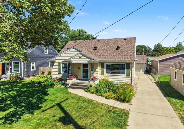 3rd image of 1656 Widdicomb Ave Nw, Grand Rapids City Kent, MI 49504 | MLS# 65026044853
